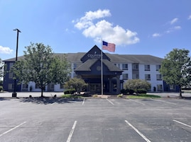 Un hotel Country Inn & Suites con un estacionamiento al frente.