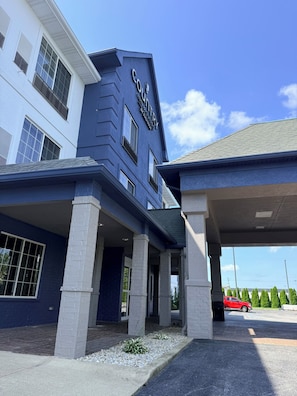 Un hôtel au design moderne, caractérisé par une façade bleue imposante et un espace d’entrée abrité.