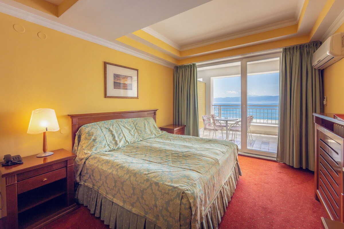 Minibar, in-room safe, free WiFi