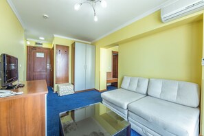 Minibar, in-room safe, free WiFi