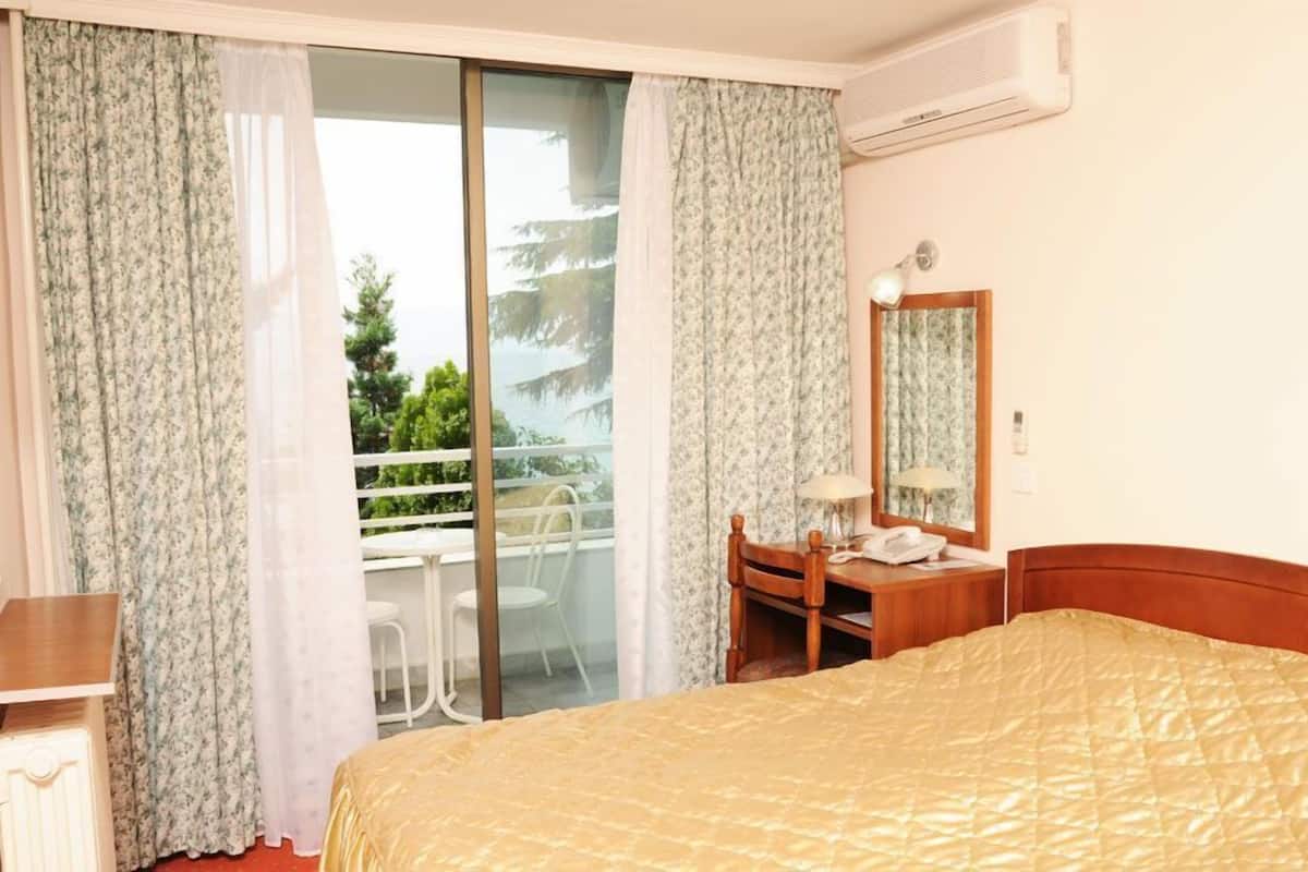 Minibar, in-room safe, free WiFi