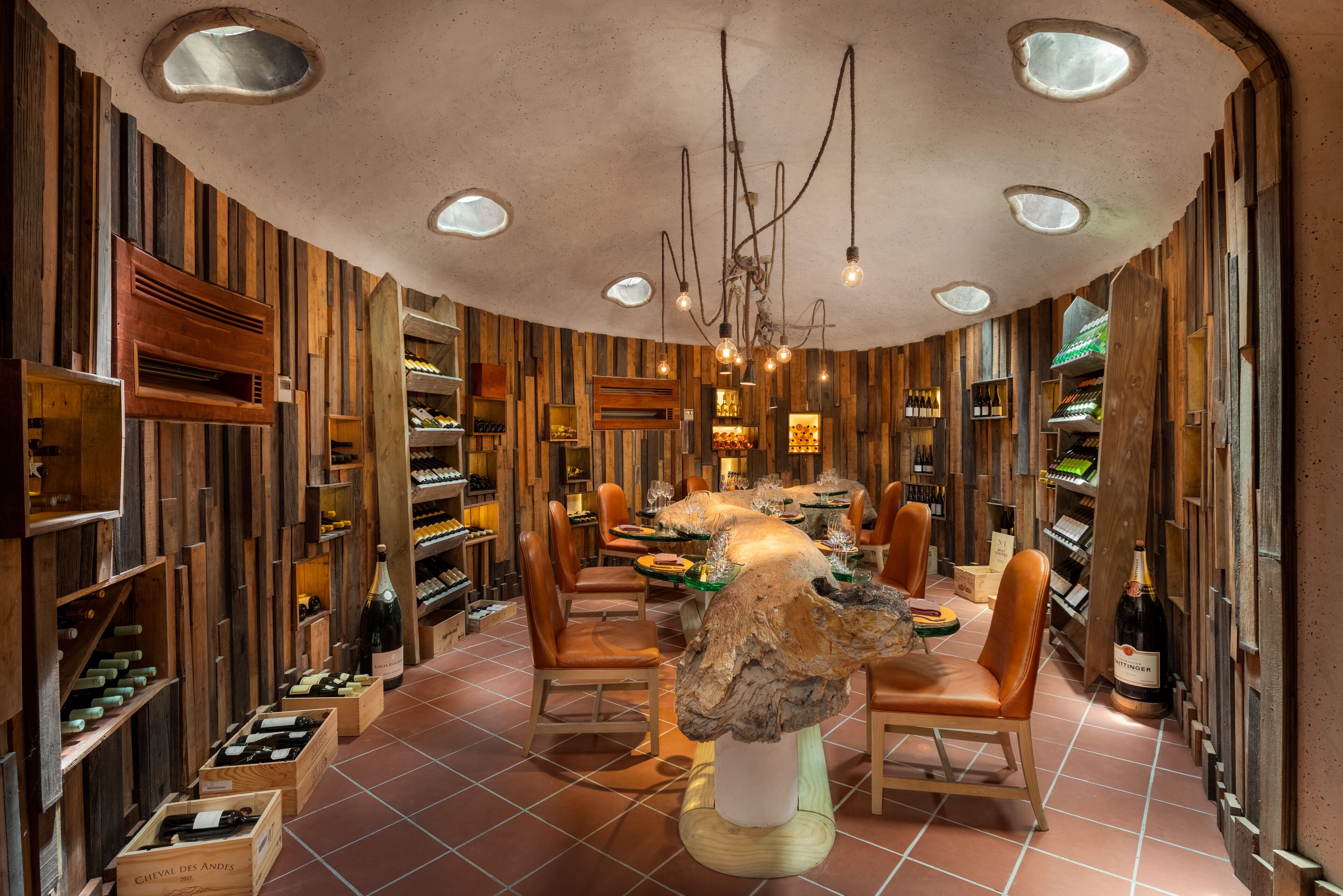 2 restaurants, breakfast, lunch, dinner served; international cuisine