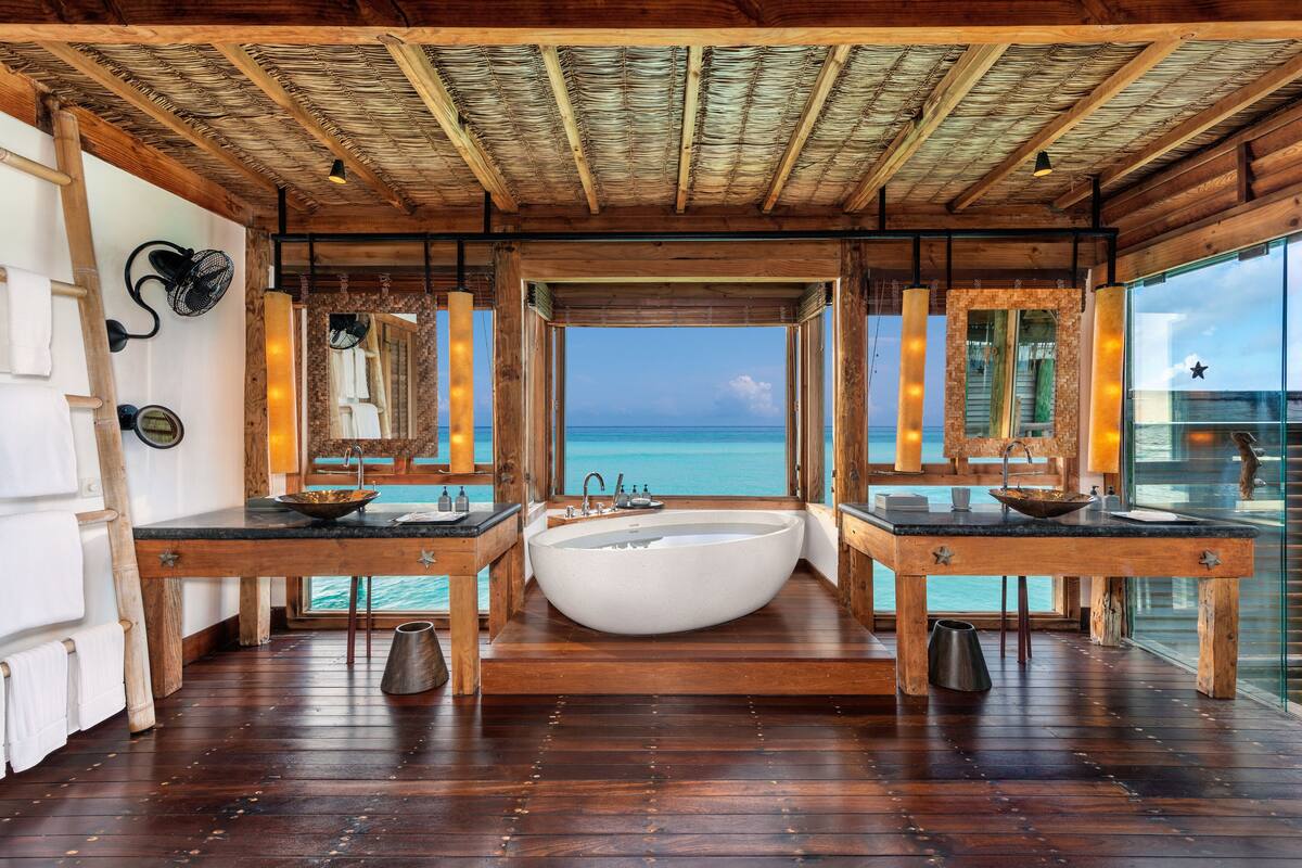 separate bathtub and shower, rainfall showerhead, free toiletries