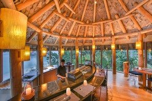 2 restaurants, breakfast and lunch served, international cuisine