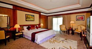 Minibar, caja de seguridad en la habitación y escritorio 