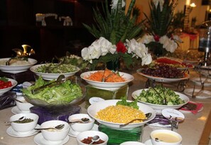 Dagelijks ontbijtbuffet (USD 10 per persoon)