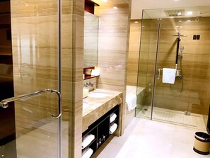 Combined shower/tub, free toiletries, hair dryer, bathrobes - Don Chan Palace, Hotel & Convention (Vientiane)