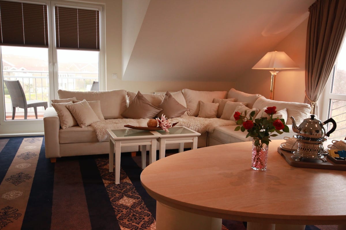 Comfort penthouse, uitzicht op tuin (Admiral) | Woonruimte | Een smart-tv, een tabletcomputer, een dvd-speler en filmpremières