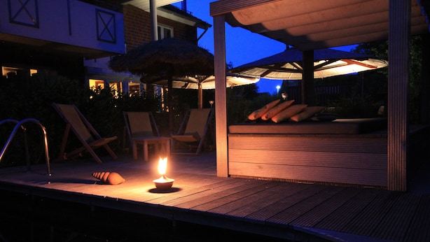 Outdoor pool, free pool cabanas, pool umbrellas - Suiten Hotel Mare (Langeoog)