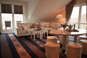 Comfort Penthouse, Garden View (Admiral) | 1 bedroom, hypo-allergenic bedding, minibar, in-room safe - Suiten Hotel Mare (Langeoog)