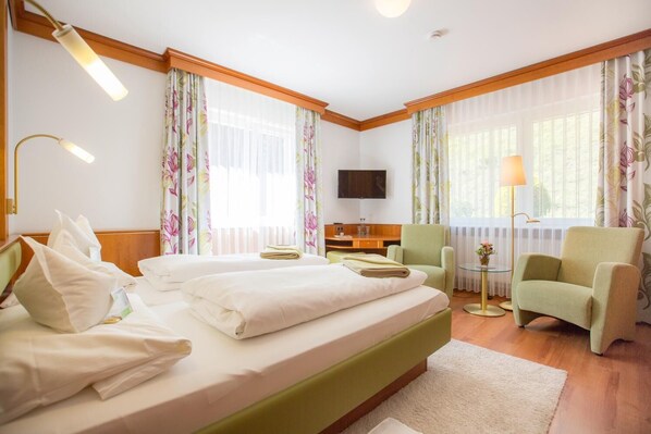 Literie hypoallergénique, coffres-forts dans les chambres, bureau