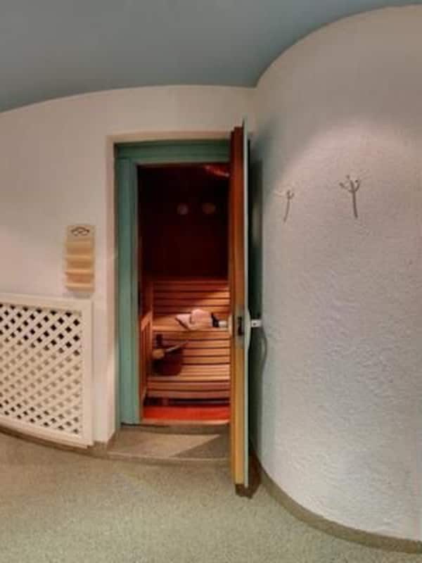 Sauna, hot tub, aromatherapy, body wraps, body scrubs, thalassotherapy