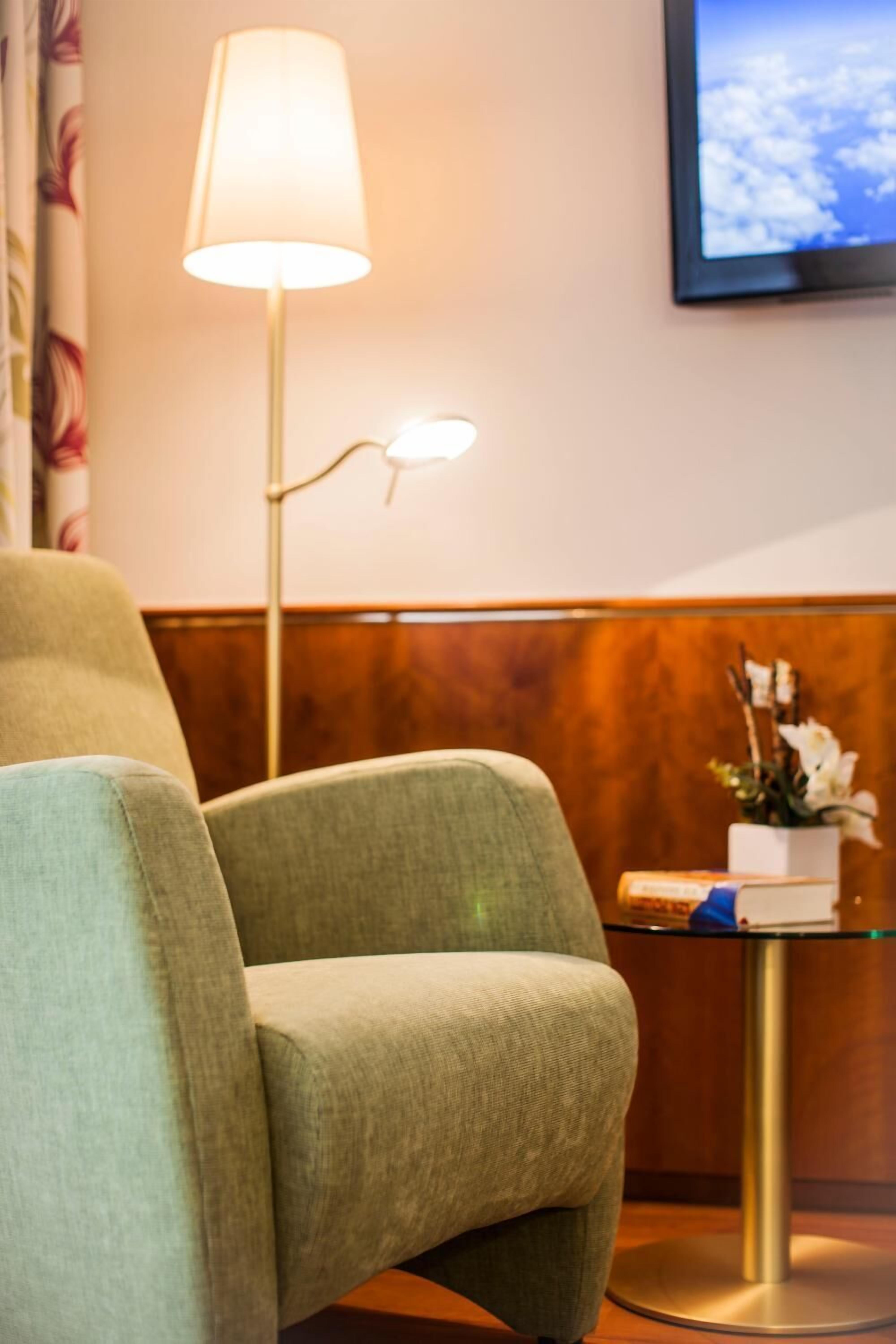 hypo-allergenic bedding, in-room safe, desk, blackout curtains