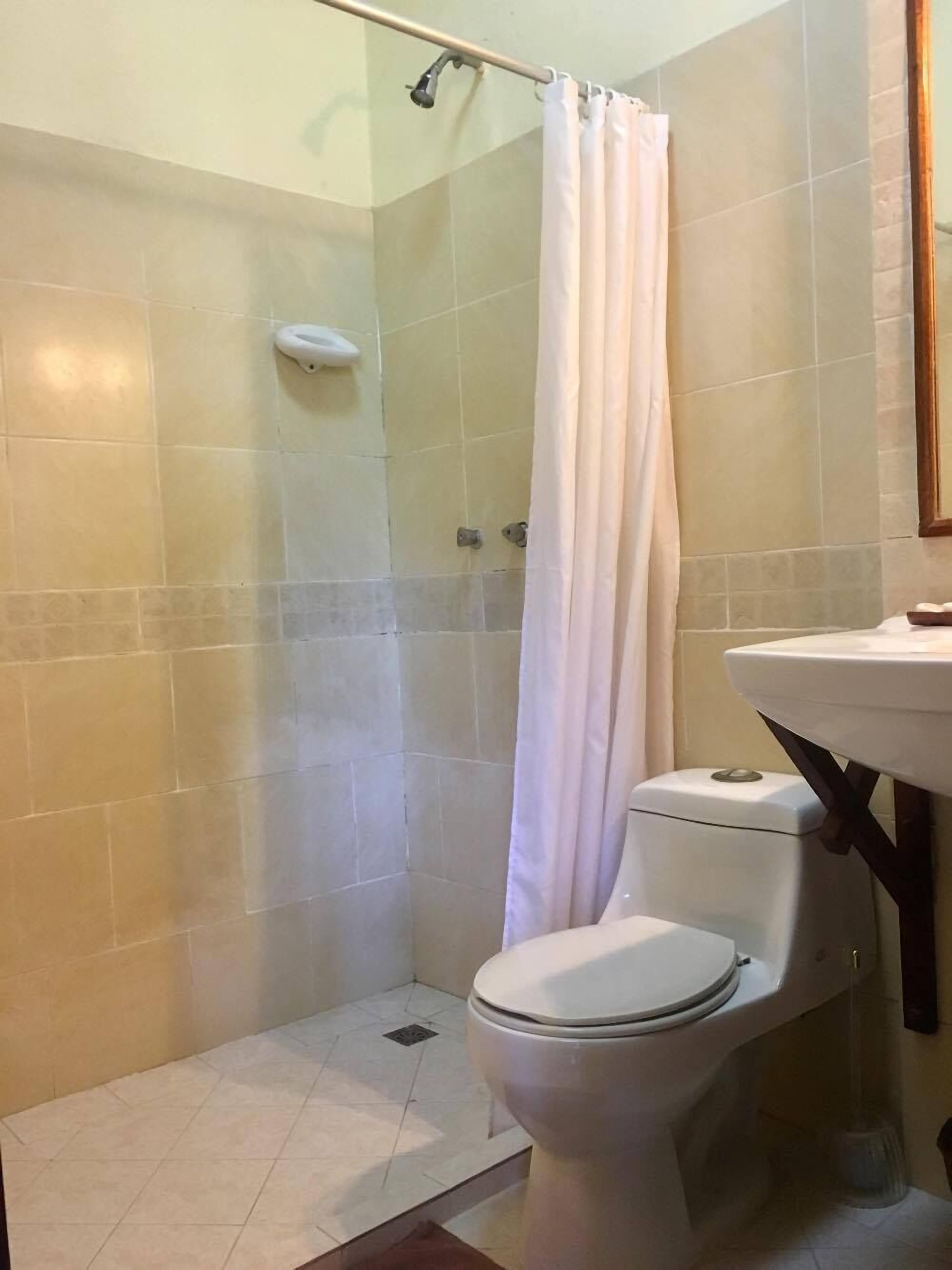 Regendusche, kostenlose Toilettenartikel, Haartrockner, Hausschuhe