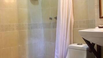 Regendusche, kostenlose Toilettenartikel, Haartrockner, Hausschuhe