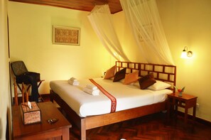 Minibar, caja de seguridad en la habitación y muebles diferentes 