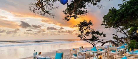 Di pantai, pasir putih, dan bar pantai