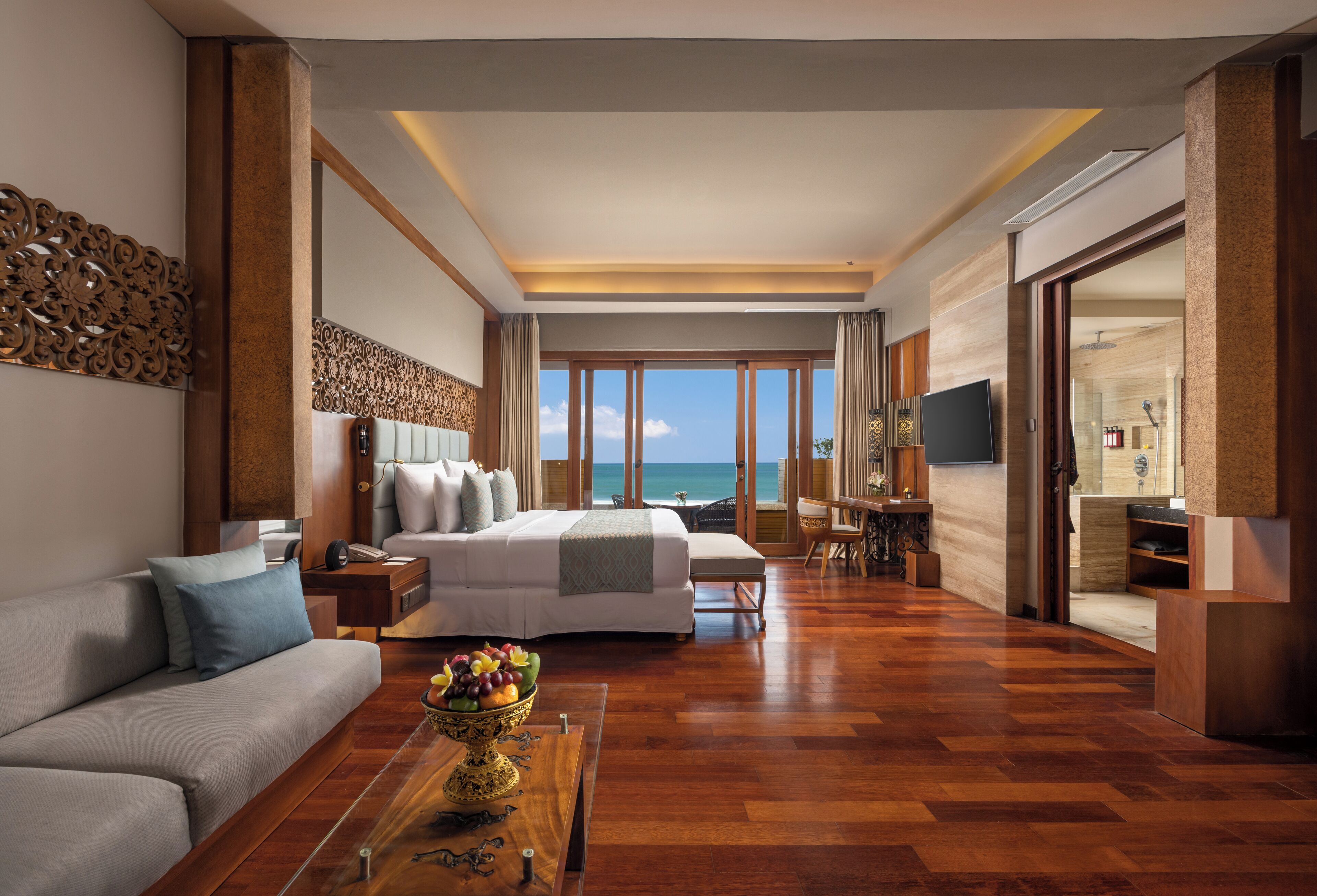 Phòng đôi Executive (Ocean Suite with jacuzzi) | Nệm có lớp đệm bông, minibar, két bảo mật tại phòng, bàn 