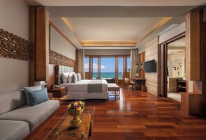 Executive szoba kétszemélyes ággyal (Ocean Suite with jacuzzi) | Kényelmi párnázat, minibár, széf a szobában és íróasztal