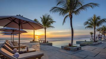 2 piscines extérieures, cabanons gratuits, parasols de plage