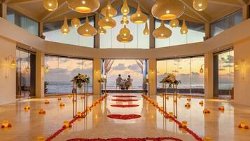 2 restaurantes, se sirven desayunos, comidas, cenas y cocina asiática