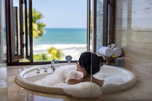行政双人房 (Ocean Suite with jacuzzi) | 浴室 | 独立的浴缸和淋浴、名牌洗护用品、吹风机、浴袍