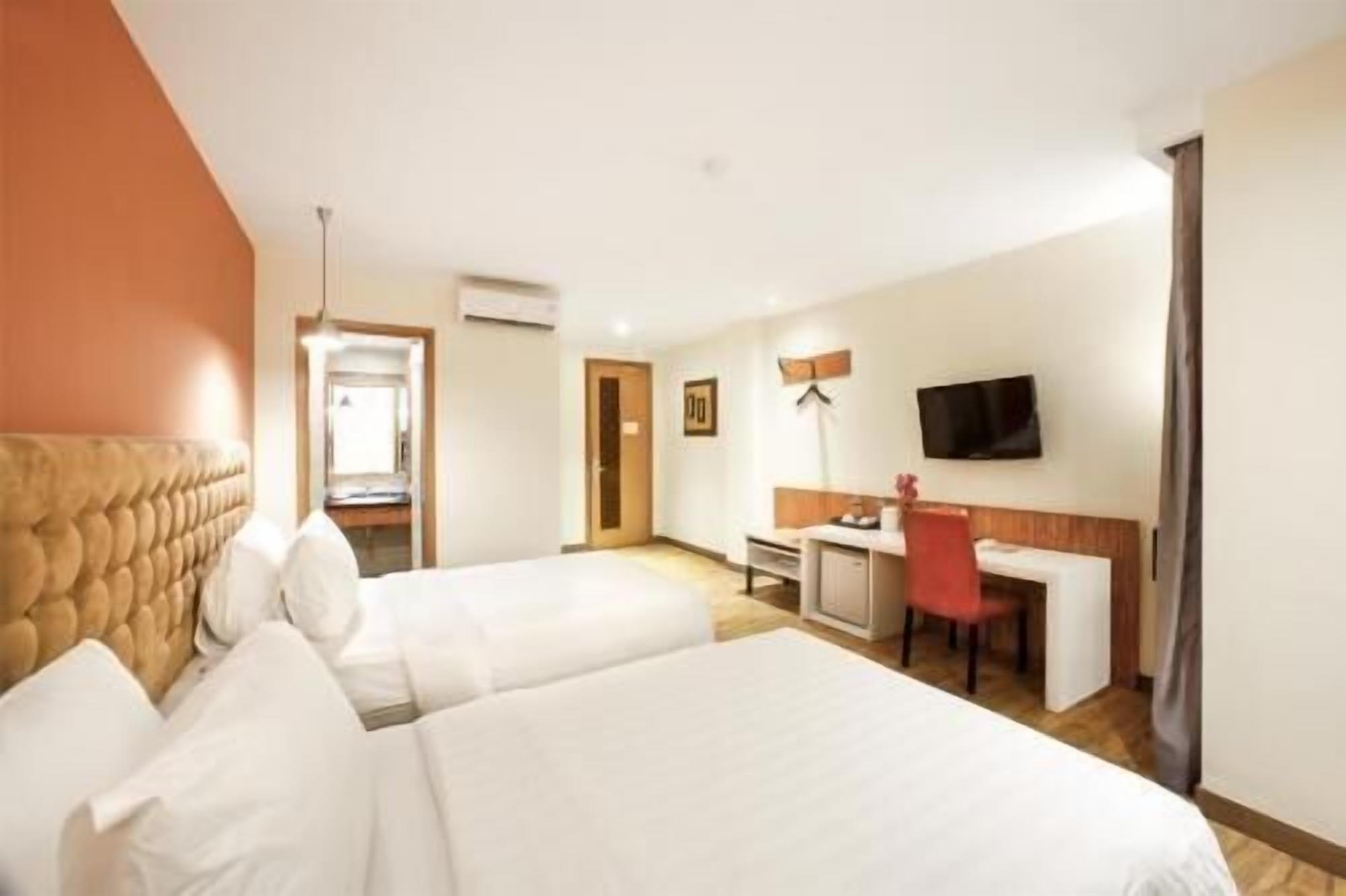 أغطية فراش متميزة وميني بار ومكتب ومساحة عمل للكمبيوتر المحمول