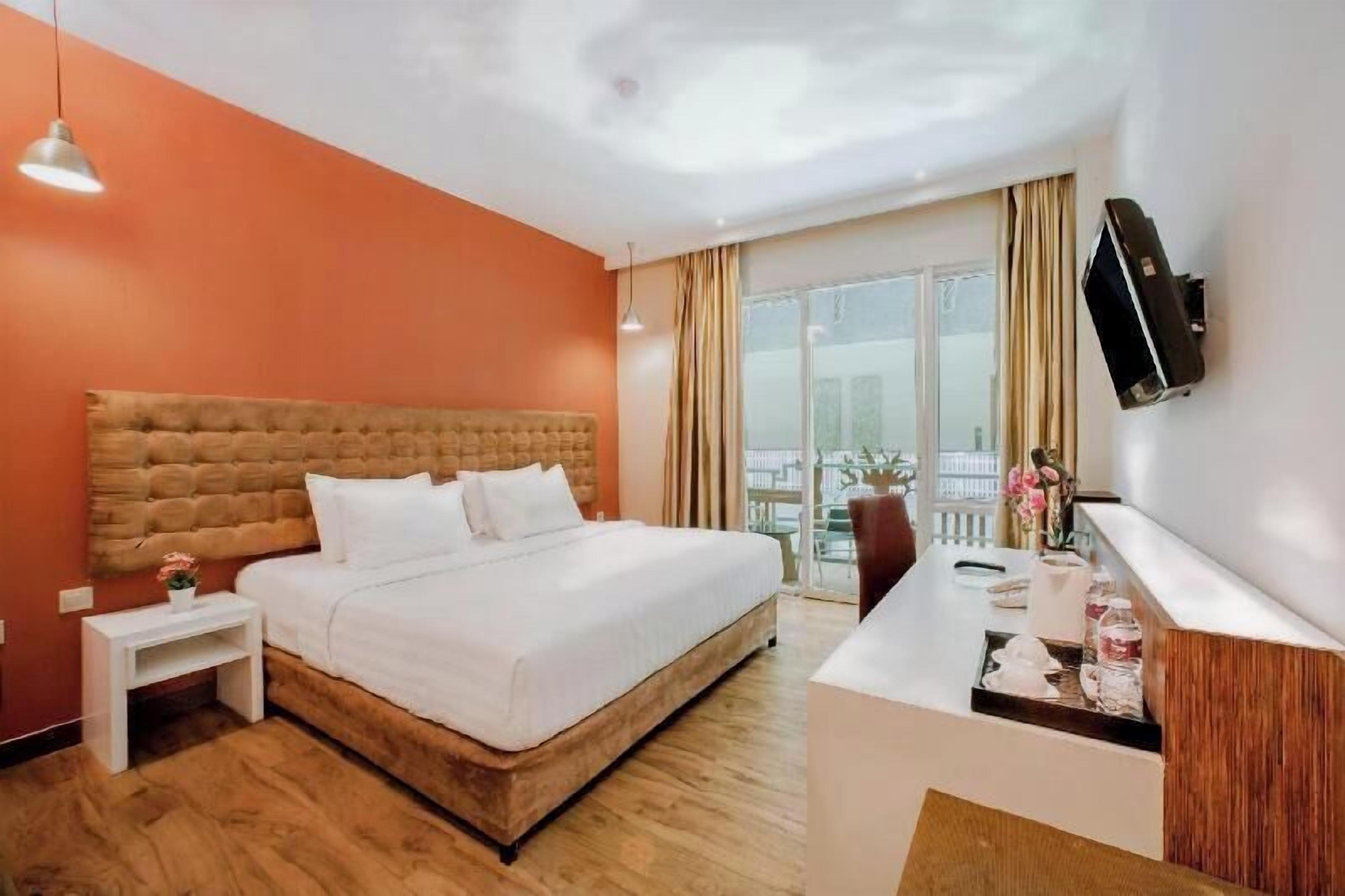 أغطية فراش متميزة وميني بار ومكتب ومساحة عمل للكمبيوتر المحمول