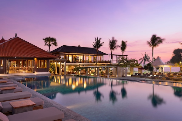 2 kolam renang outdoor, dengan payung kolam renang dan kursi berjemur