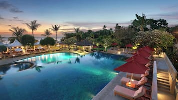 2 hồ bơi ngoài trời, dù/ô trên bãi biển/hồ bơi, ghế dài tắm nắng