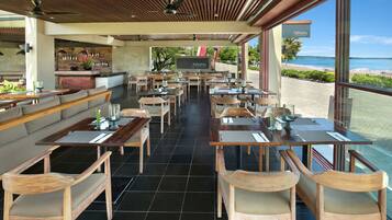 Bữa sáng buffet hàng ngày (165000 IDR/mỗi người)