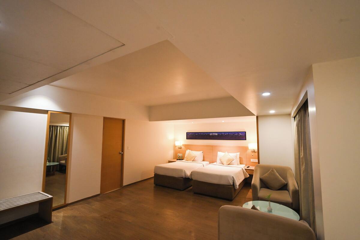 Deluxe Room, 2 Katil Bujang (Single) | Bar mini, peti besi dalam bilik, meja, langsir/tirai gelap terus