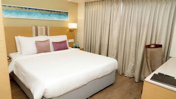 Standard Room, 1 Double Bed | Minibar, in-room safe, desk, blackout drapes