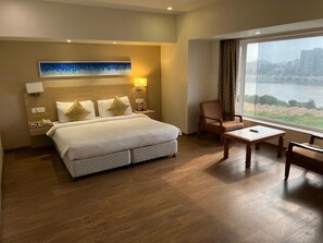 32-Zoll-LCD-Fernseher mit Satellitenempfang, Fernseher