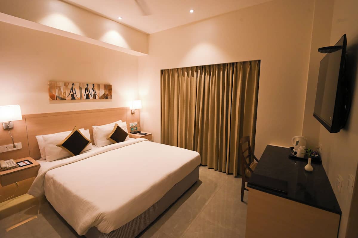 Superior Room, 1 Katil Kelamin (Double) | Bar mini, peti besi dalam bilik, meja, langsir/tirai gelap terus