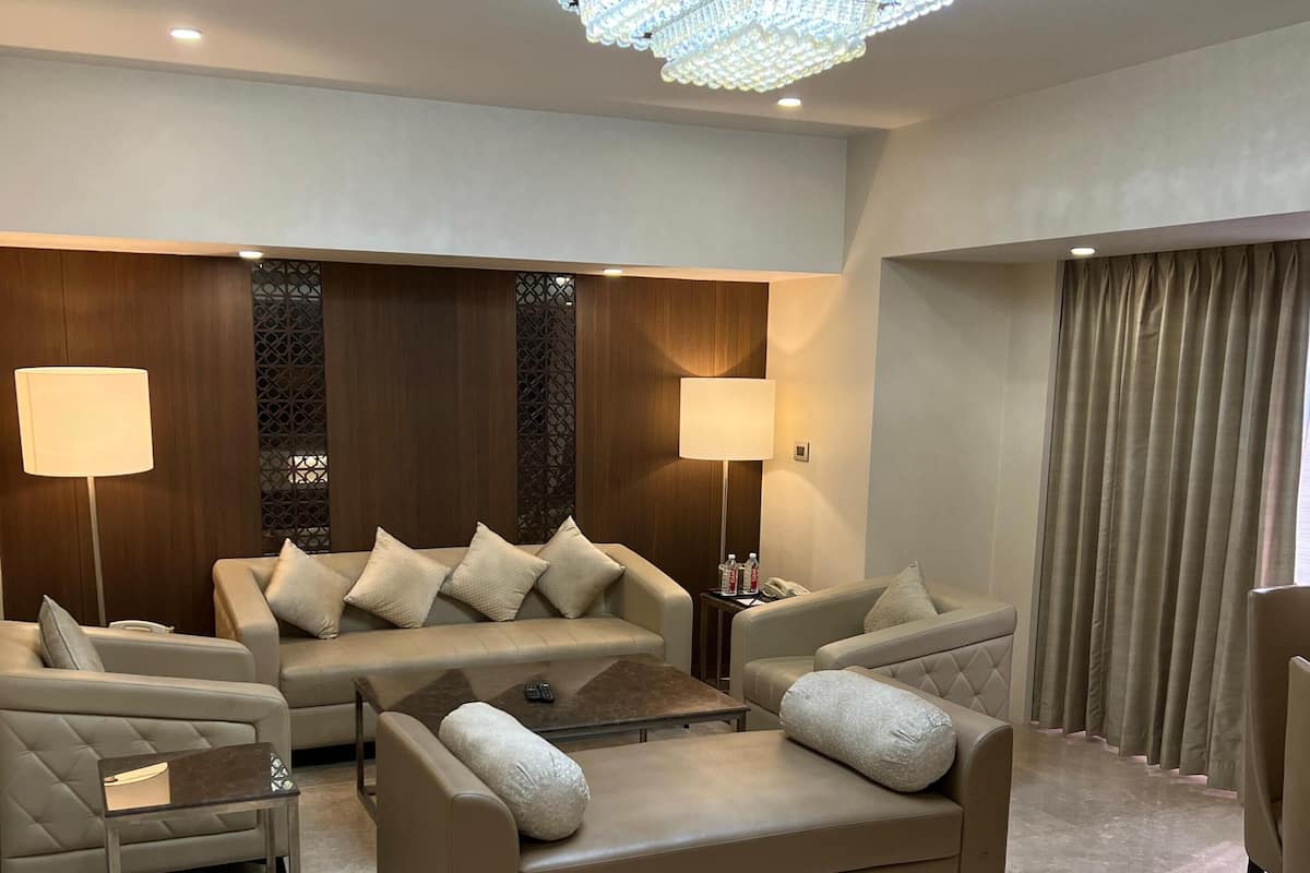 Minibar, két bảo mật tại phòng, bàn, màn/rèm cản sáng