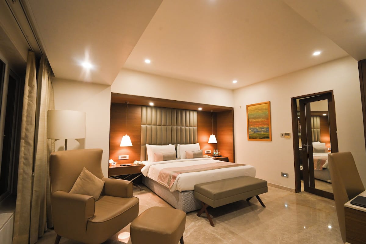 Grand Suite, 1 Katil Kelamin (Double) | Bar mini, peti besi dalam bilik, meja, langsir/tirai gelap terus