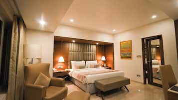 Suite Grand, 1 Tempat Tidur Double | Minibar, brankas, meja kerja, dan tirai kedap cahaya
