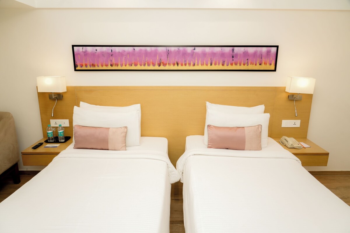 Quarto superior, 2 camas de solteiro | Frigobar, cofres nos quartos, escrivaninha, cortinas blackout