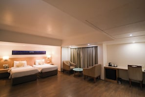 Deluxe Room, 2 Katil Bujang (Single) | Bar mini, peti besi dalam bilik, meja, langsir/tirai gelap terus