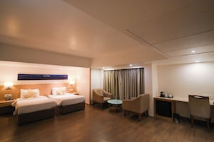 Quarto luxo, 2 camas de solteiro | Frigobar, cofres nos quartos, escrivaninha, cortinas blackout