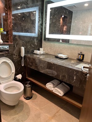 Grand suite, 1 tweepersoonsbed | Badkamer | Een douche, gratis toiletartikelen, een haardroger, pantoffels