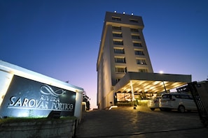 Un edificio moderno con un cartel que dice 'Rivera Porto' en la entrada.