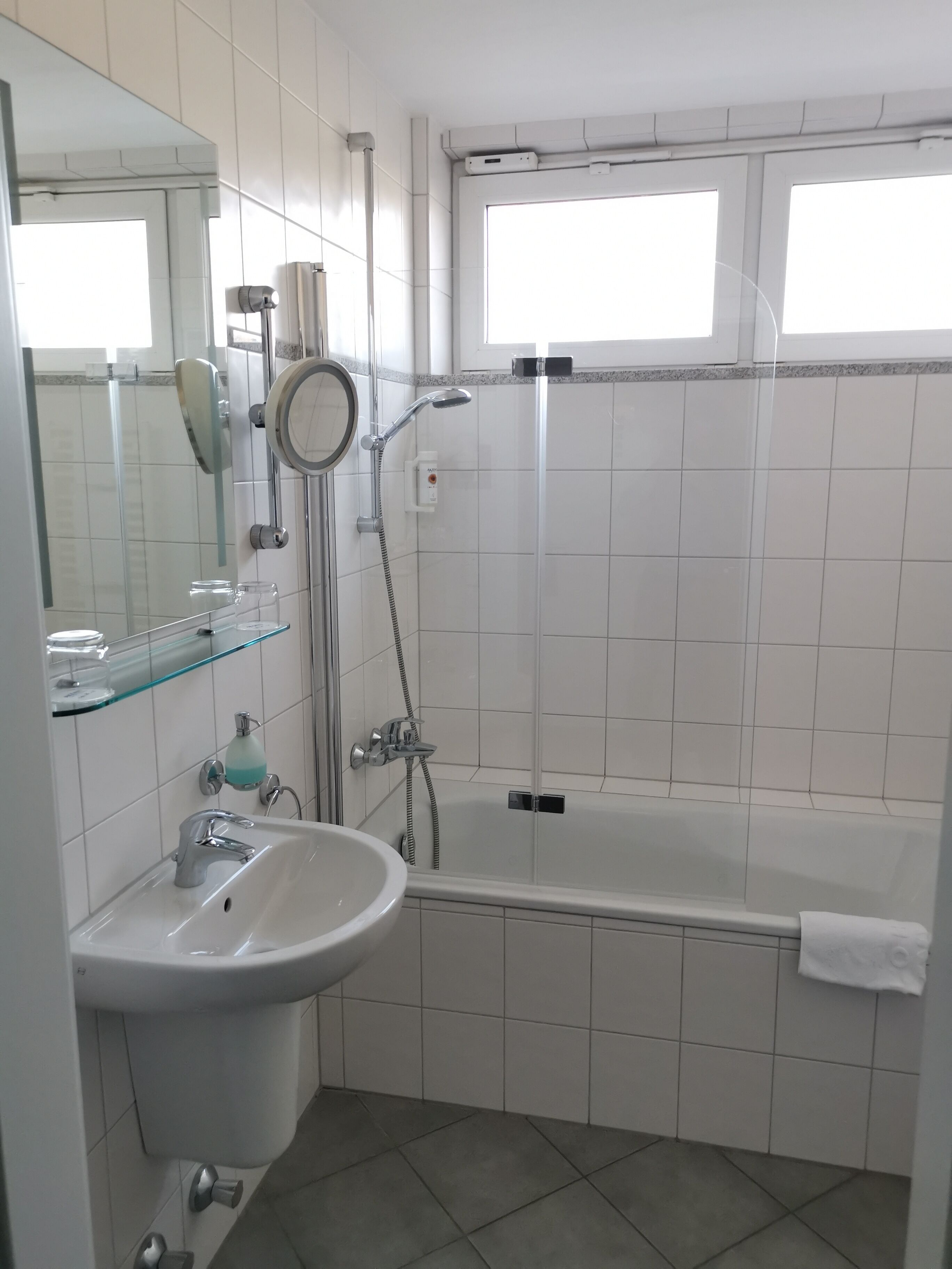 triple room | bathroom | free toiletries, hair dryer, towels