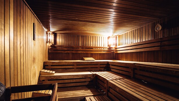 A sauna with wooden benches and slatted walls. - AKZENT Hotel Koerner Hof (Dortmund)