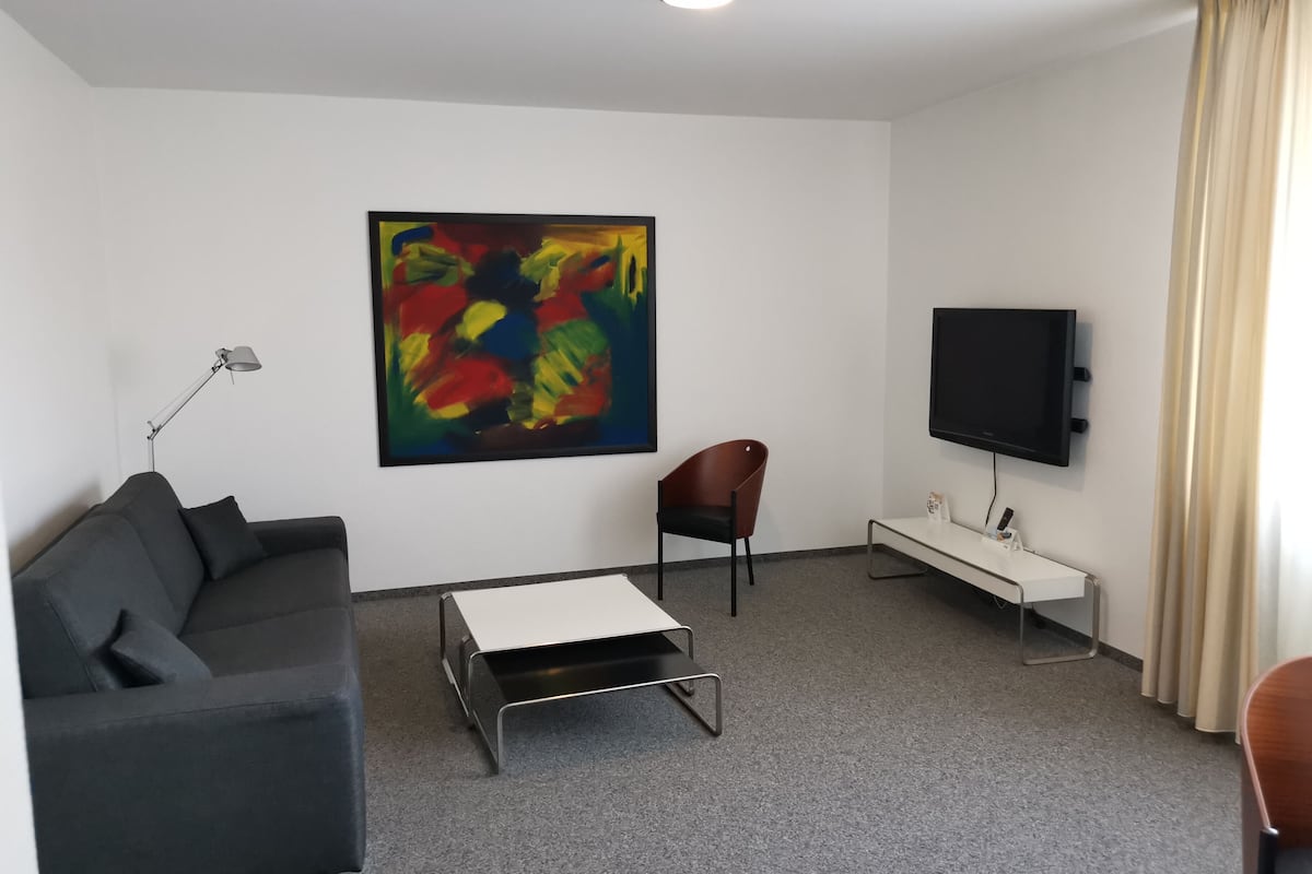 Tremannsrom | Oppholdsområde | En 20-tommers LCD-TV med Parabol-TV samt TV og filmkjøp
