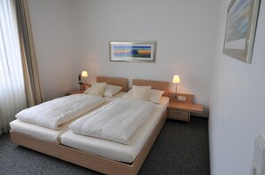 Roupas de cama premium, frigobar, cofres nos quartos, escrivaninha