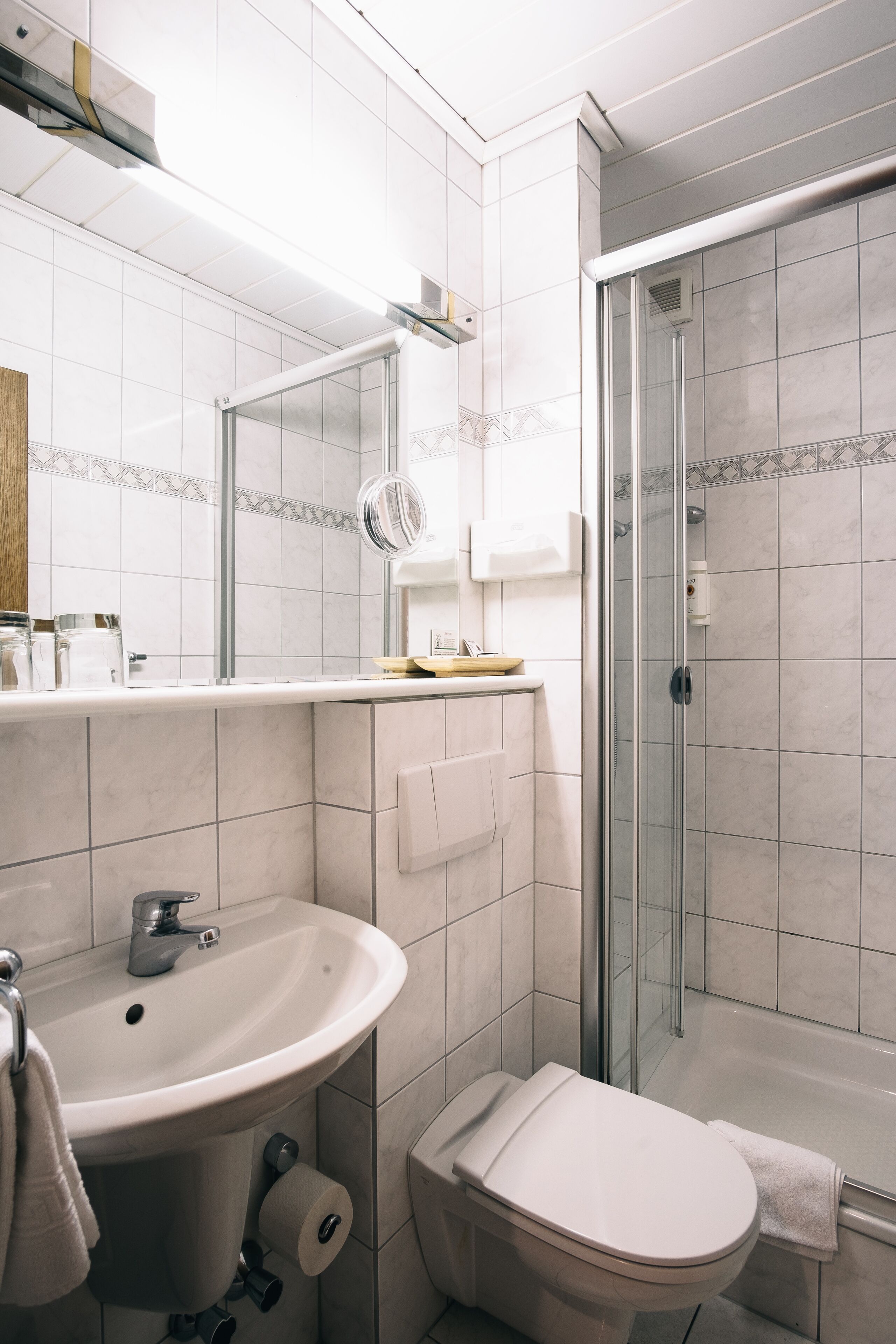 comfort single room, non smoking, allergy friendly | bathroom shower