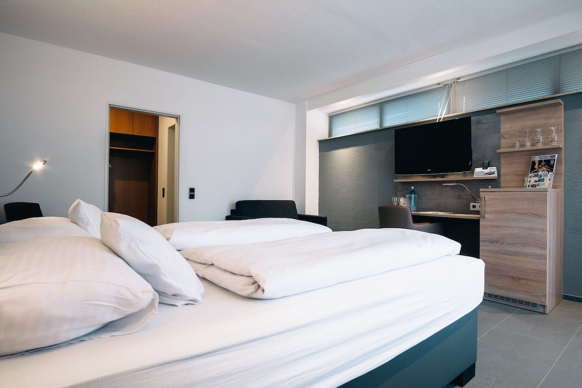Sengetøy av topp kvalitet, minibar, safe på rommet og skrivebord
