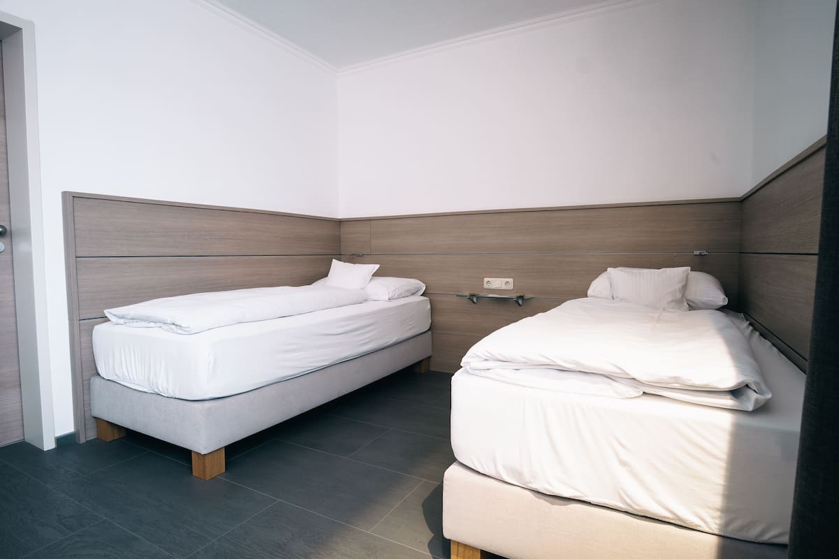 Enkeltrom – comfort, ikke-røyk, allergivennlig | Sengetøy av topp kvalitet, minibar, safe på rommet og skrivebord